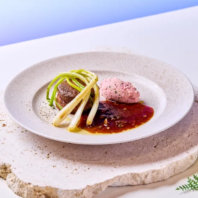 香煎牛菲力配岛薤 ～佐红酒酱～（4月22日起开始销售） 1