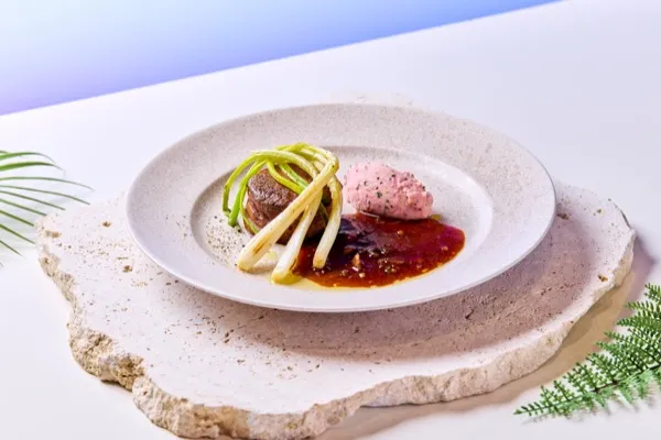 香煎牛菲力配岛薤 ～佐红酒酱～（4月22日起开始销售）