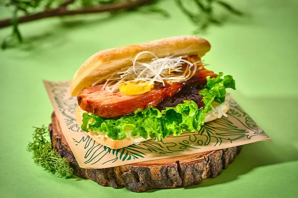 トロ～り紅豚角煮サンド ～泡盛仕込み～（4/22から販売開始）