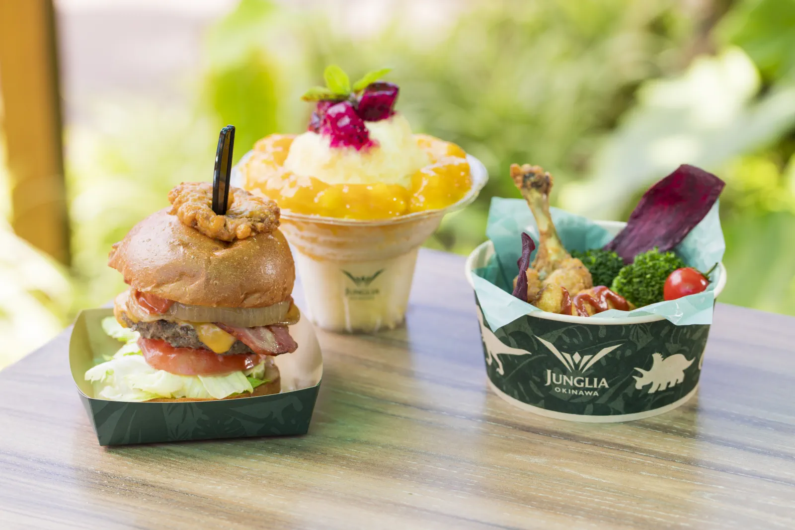 写真左から時計回りに「THE WILD ビーフバーガー(2000円)」「トロピカルスノーアイス(1300円)」「THE WILD キッズ ボックス(1400円)」