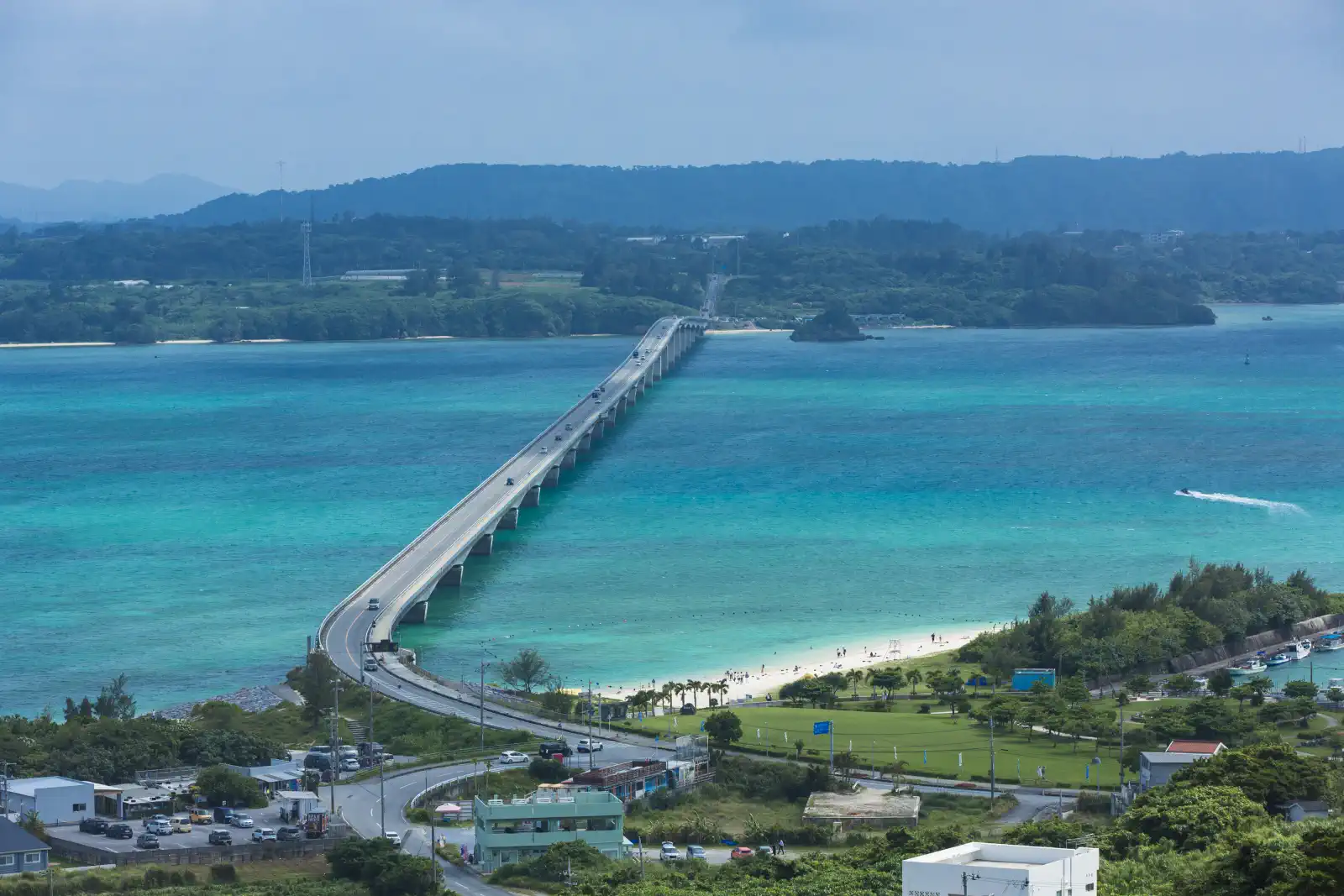 古宇利大橋には歩道もあり、歩いて渡ることも可能！